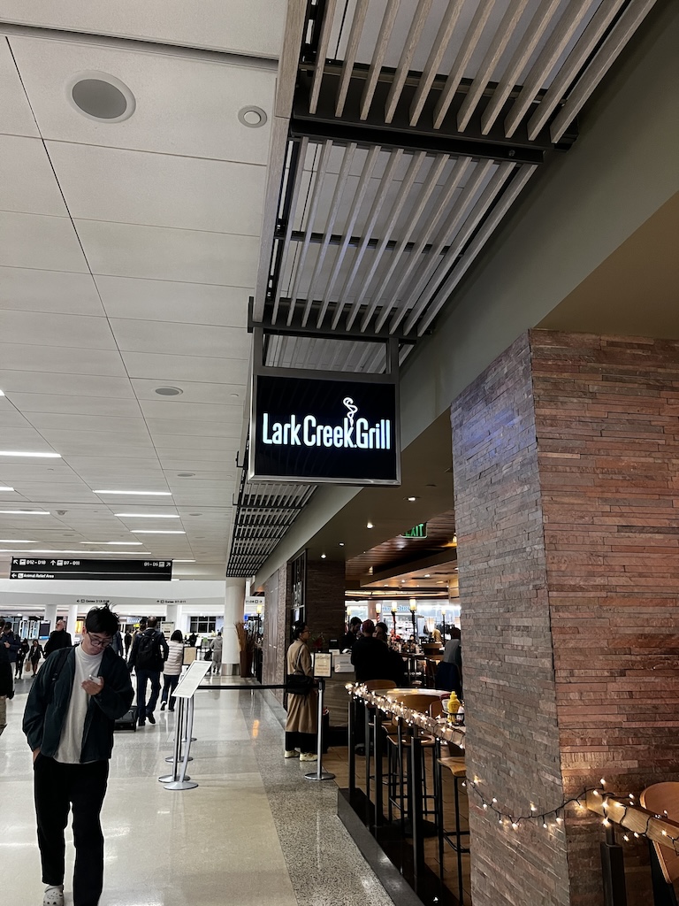 SFO 터미널 2의 Lark Creek Grill — 항상 붐비는 공항 레스토랑