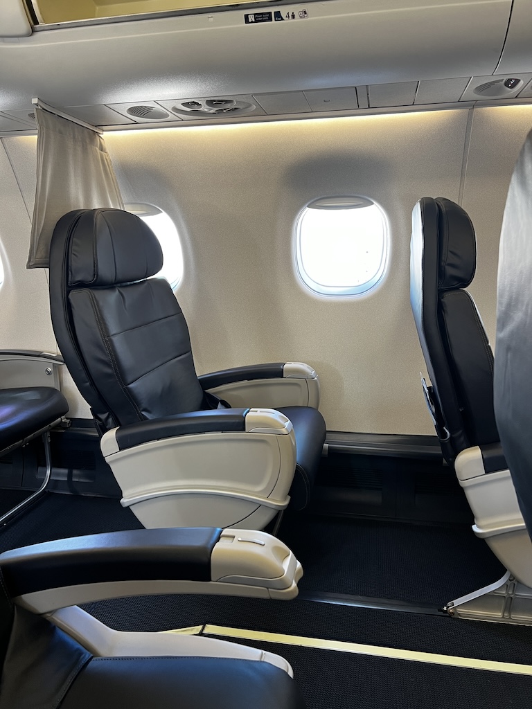 ERJ-175 일등석 창측 단독 좌석 (A 열) — 넉넉한 팔걸이와 창문