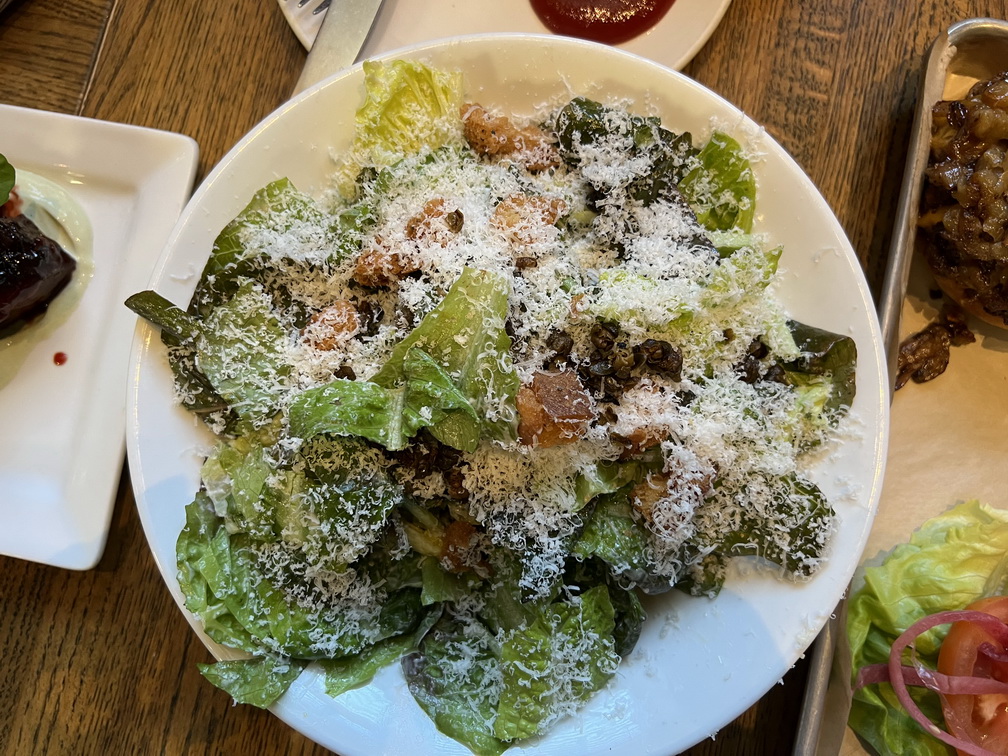 West End Tap and Kitchen — 파마산 치즈를 올린 시저 샐러드 (폐업 전 촬영)