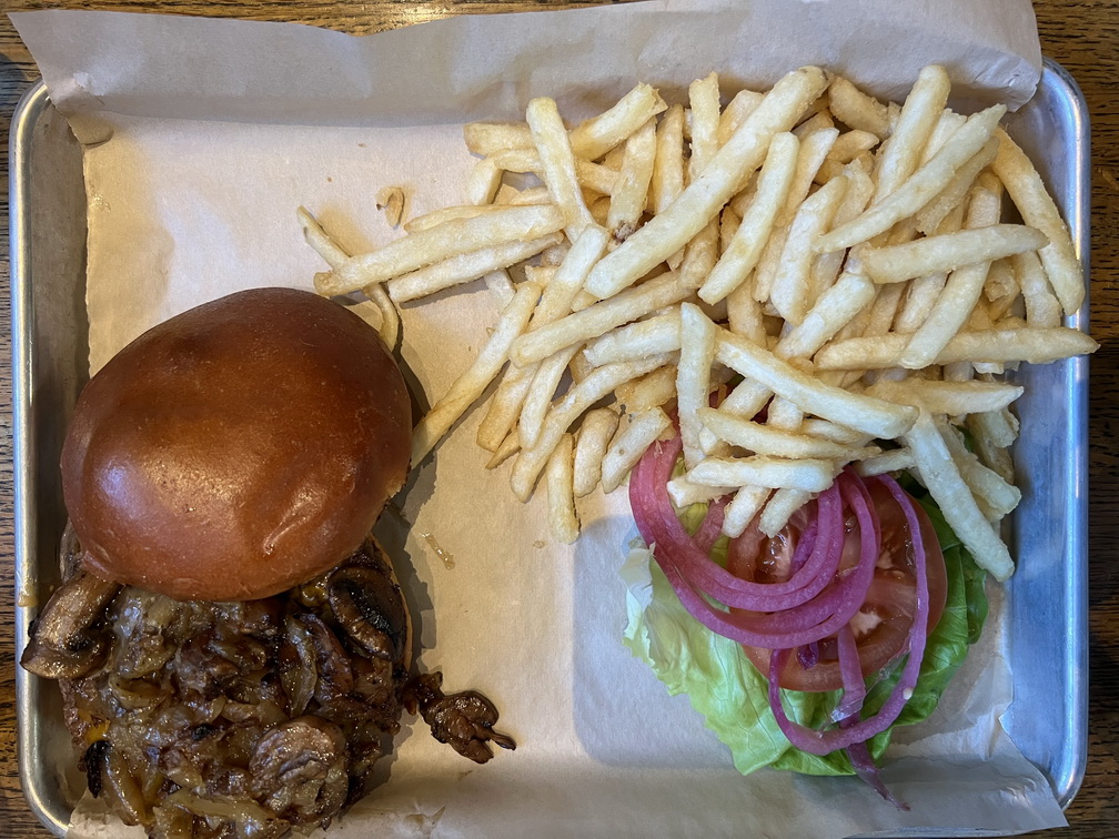 Betty Burgers — 브리오슈 번 버거와 바삭한 감자튀김